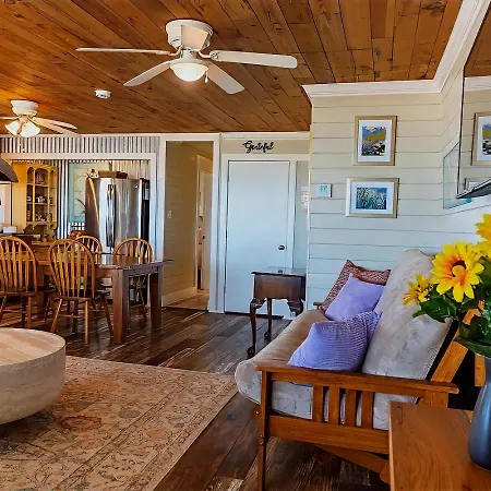 Blue Dolphin Inn And Cottages Grand Isle Exterior photo