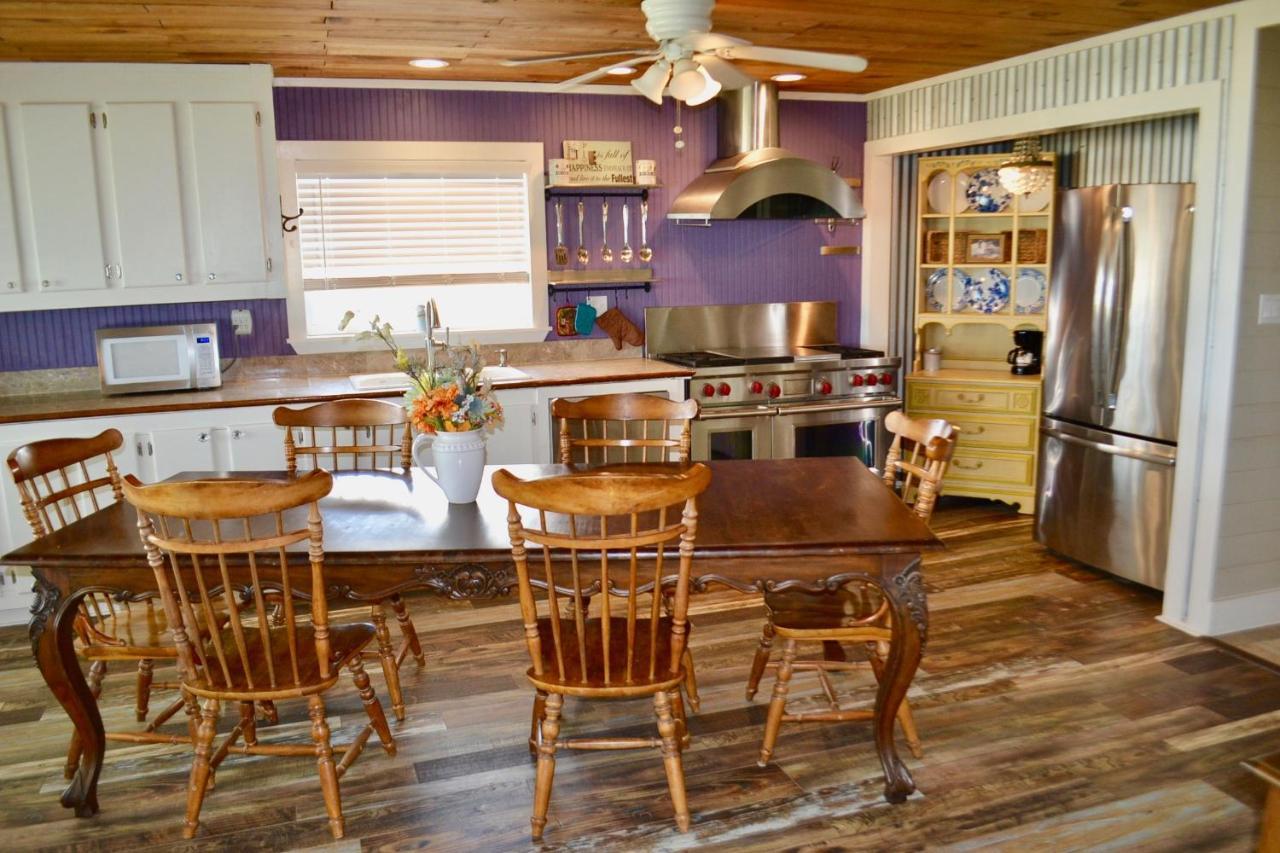 Blue Dolphin And Inn Grand Isle